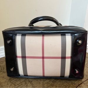 Beautiful Burberry Boston Bag with Nova Check and black trim